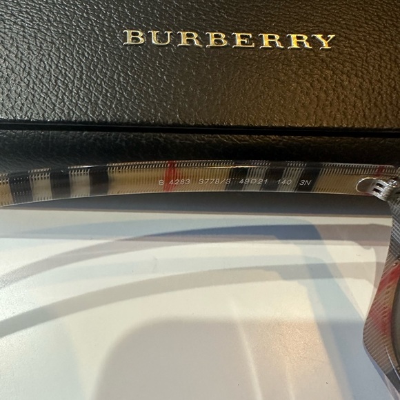 Burberry Vintage Check Square Frame Sunglasses, Excellent Condition - Picture 11 of 11